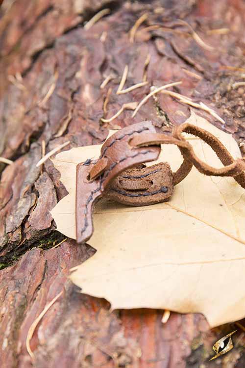 Haken f. Schwerthalter, braun