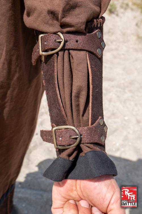 Bereit für den Kampf: Armbänder für Veteranen in Braun