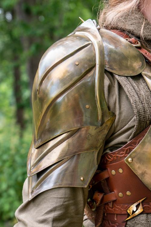 Schulterpanzer leuchten Messing
