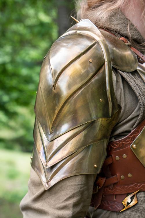 Schulterpanzer leuchten Messing