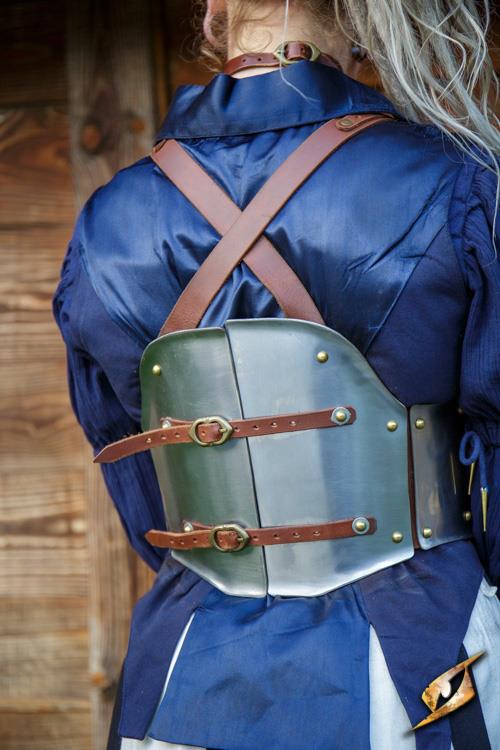 Cuirass Renegade Polished Steel would be translated into German as \"Brustpanzer Renegat polierter Stahl\".