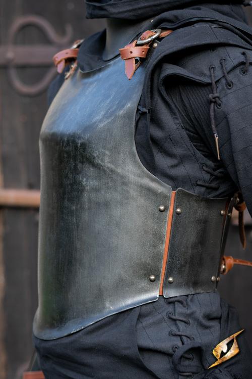 Cuirass Renegade Epic Dark translates to \"Brustpanzer Renegaten Episch Dunkel\" in German.