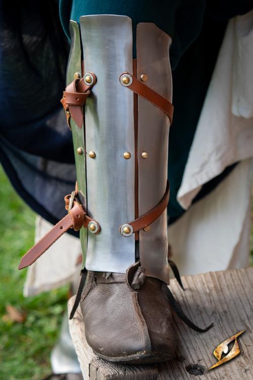 Greaves Renegade Polished Steel would be translated into German as \"Beinschienen Renegade polierter Stahl\".