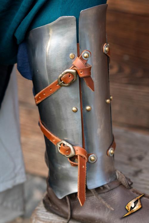 Greaves Renegade Polished Steel would be translated into German as \"Beinschienen Renegade polierter Stahl\".