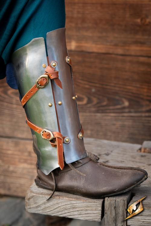 Greaves Renegade Polished Steel would be translated into German as \"Beinschienen Renegade polierter Stahl\".