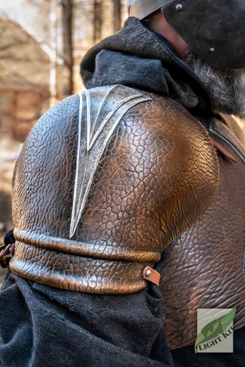 Barbarische Schulterpanzer