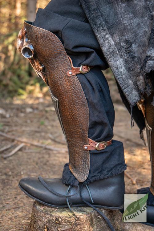 Barbarische Beinschienen