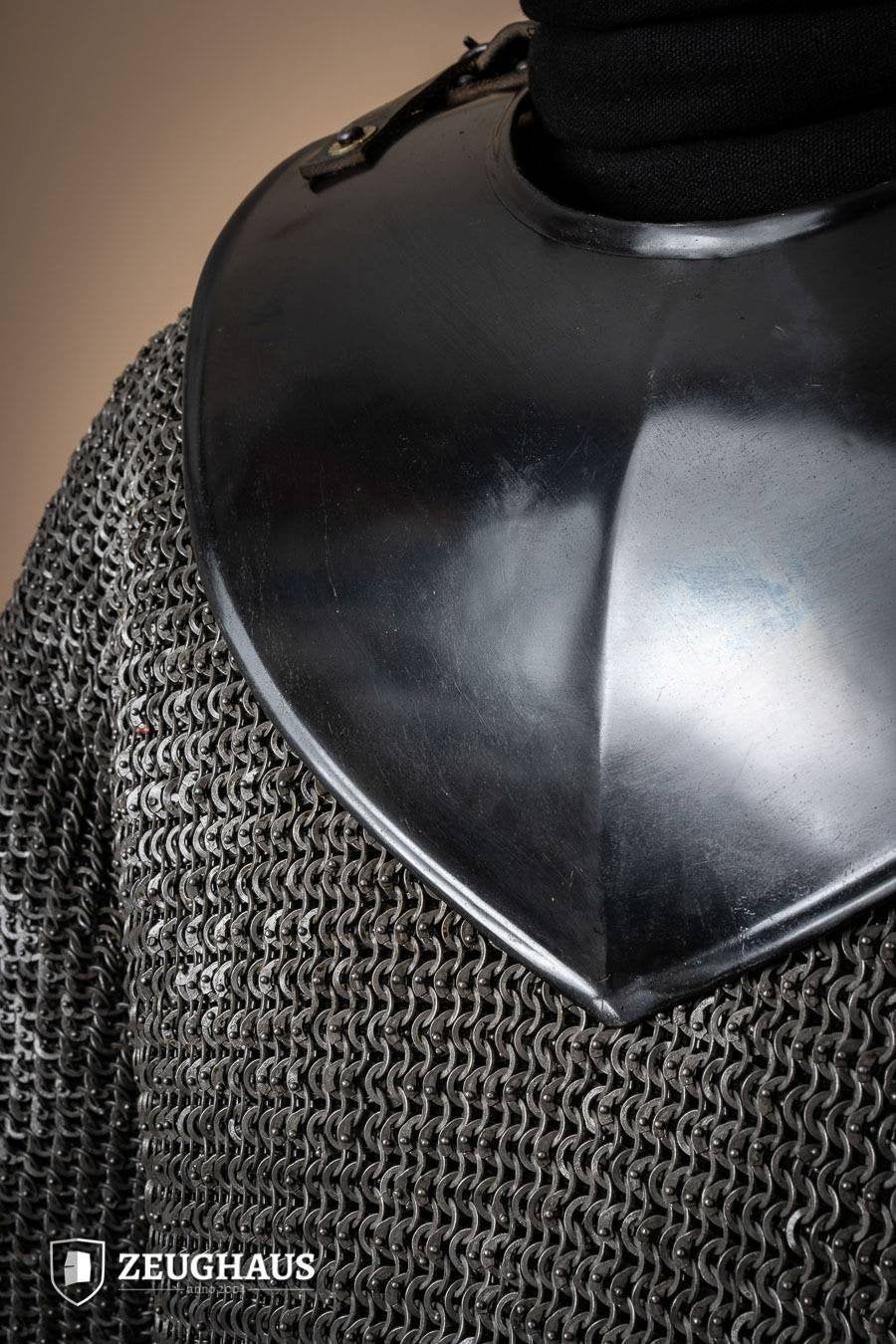 Spitzes Halsberge poliert