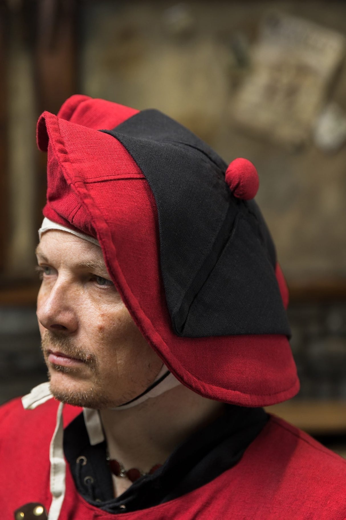 Warhammer Rüstkammer Imperialer Hut Typ C Dunkelrot/Schwarz