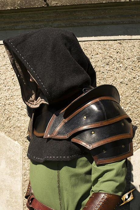 Lederschultern mit Kragen, schwarz/braun