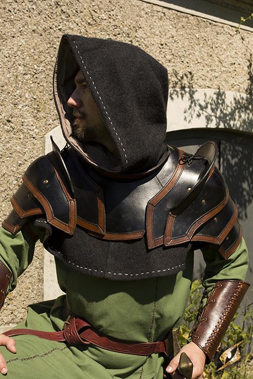 Lederschultern mit Kragen, schwarz/braun