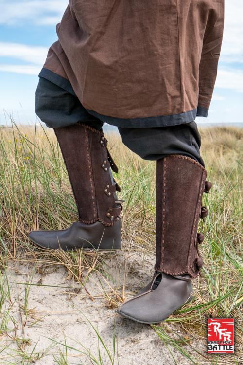 Bereit für den Kampf: Beinschienen Veteran Braun