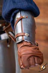 Vambrace Renegade Polished Steel translates to \"Vambrace Renegade polierter Stahl\" in German.