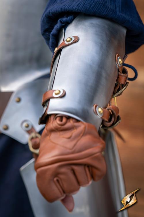 Vambrace Renegade Polished Steel translates to \"Vambrace Renegade polierter Stahl\" in German.