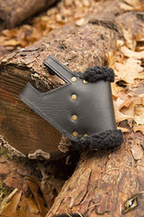 Schwerthalter mit Fell, schwarz/braun