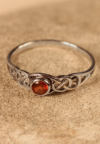 Keltenring Tamia, roter Kristall, silber